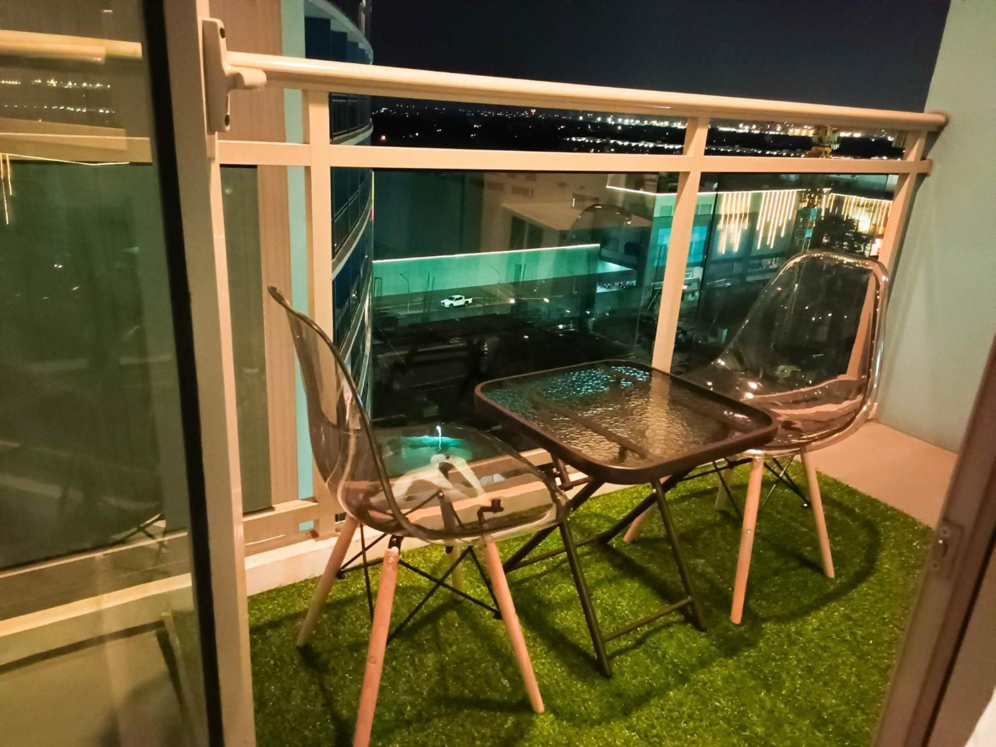 Beach Front Living In The Heart Of The City, Azure Residences Manila Eksteriør bilde
